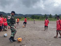 Pangdam XVII/Cenderawasih Salurkan 60 Bola, Satgas Yonif 751/VJS Serahkan untuk SSB di Pegunungan Bintang