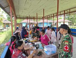 Sinergi TNI dan Tenaga Medis, Pos Suator Gelar Posyandu dan Bagikan Kelambu untuk Warga Asmat
