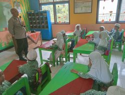 Bhabinkamtibmas Polsek Donomulyo Laksanakan Kunjungan dan Edukasi Keselamatan di TK Muslimat NU 6 Hambaliyah Donomulyo