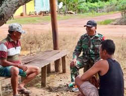 Babinsa Elikobel Bangun Keakraban Lewat Komsos Bersama Warga Kampung Sipias