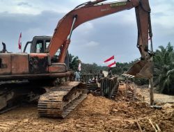 Akses Terputus Akibat Banjir, TNI Kebut Pemasangan Jembatan Bailey di Baktiya