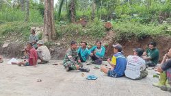 Perkuat Kebersamaan Warga Desa Binaan, Babinsa Ikut Gotong Royong