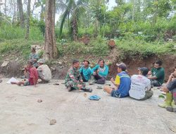 Perkuat Kebersamaan Warga Desa Binaan, Babinsa Ikut Gotong Royong