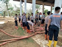Brimob Polda Sumut Bersihkan Lumpur di Aula SMP Swasta Santo Fransiskus Pandan Pascabencana