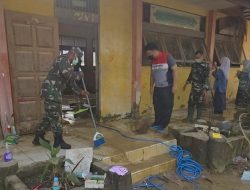 Wujud Sinergitas, Koramil 03/Dwt dan Relawan PAG Tuntaskan Pembersihan SMP Negeri 2 Dewantara Pasca Banjir