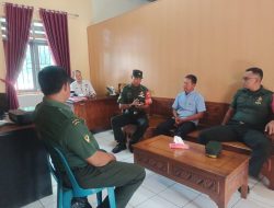 Babinsa Dampingi Pemupukan Padi di Hamparan Sawah yang Menghijau