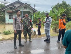 Sungai Pidada Meluap, Babinsa Kopda Dafit Harianto Gerak Cepat Monitoring Banjir di Tiyuh Gunung Agung