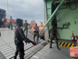 Pulihkan Bencana Alam Sumatra, KRI Banda Aceh-593 Debarkasi Meterial Alat Berat dan Bahan Kontak di Lhokseumawe