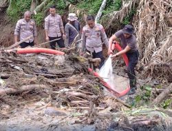 Di Tengah Lumpur dan Harapan, Polres Bener Meriah dan Brimob Polda Aceh Bersihkan Jalan Warga Kampung Setie