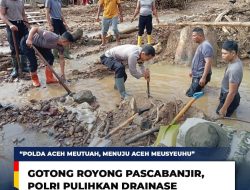 Personel BKO Brimob Polda Aceh bersama personel Polsubsektor Rusip Antara Polsek Silih Nara melaksanakan gotong royong membersihkan drainase dan gorong-gorong yang tersumbat material lumpur dan tanah akibat bencana banjir dan longsor