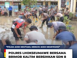 Personel Polres Lhokseumawe bersama Polsek Samudera dan BKO Brimobda Kalimantan Timur melaksanakan kegiatan bakti sosial berupa pembersihan Sekolah Dasar Negeri (SDN) 8 Samudera