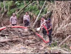 Di Tengah Lumpur dan Harapan, Polri Bersama Warga Buka Akses Jalan Kampung Setie Pascabencana