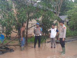 Banjir Deras Terjang Mesuji, Jajaran Polres Mesuji Siaga Bantu Warga Terdampak