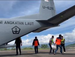 Bantu Percepatan Logistik, TNI AL Salurkan Bantuan Beras Melalui Udara Untuk Korban Bencana di Gayo Lues