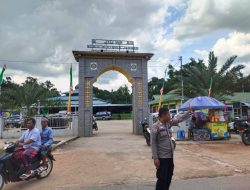 Personel Polsek Mempawah Hulu Amankan Ibadah Salat Jumat