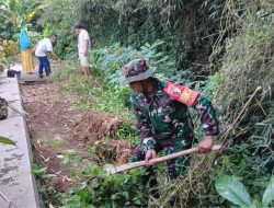 Cegah Longsor, Babinsa Garum Bersama Warga Tanam Pohon Keras Di Lingkungan Magersari