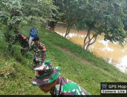 TNI dan Warga Tiyuh Karta “Keroyok” Sampah di Sungai Batang Hari