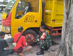 Babinsa Bukit Lama Bantu Sopir Truk Pecah Ban, Wujud Kepedulian dan Kemanunggalan TNI–Rakyat