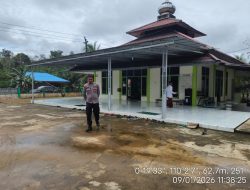 Personil Polsubsektor Jelimpo Hadir Untuk Pengaturan Arus Lalu Lintas Dan Pengamanan Saat Masyarakat Laksanakan Ibadah