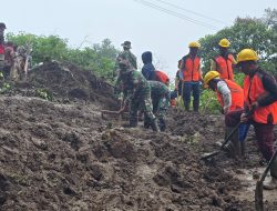 Akses Jalan Wisata Bromo Lumpuh Total, TNI-Polri dan Relawan Poncokusumo Kompak Bersihkan Material Longsor