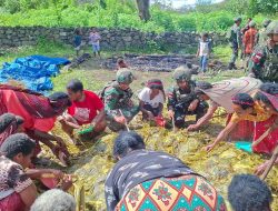 Binter TNI Dalam Ritual Bakar Batu Satgas Yonif 521/DY Membangun Komunikasi Sosial dengan Masyarakat Papua