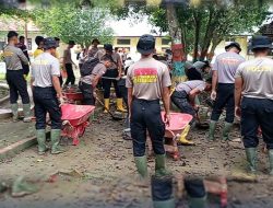 Polres Lhokseumawe Bersama Personel Gabungan Bersihkan SMA Negeri 1 Samudera Pascabanjir Bandang