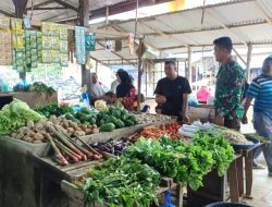Pasca Bencana, Babinsa Koramil 12/Tanah Pasir Cek Stabilitas Harga Sembako