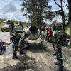 Gotong Royong Satgas Yonif 521/DY Bersama Rakyat Membangun Drainase di Distrik Bolakme