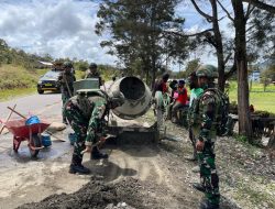 Gotong Royong Satgas Yonif 521/DY Bersama Rakyat Membangun Drainase di Distrik Bolakme