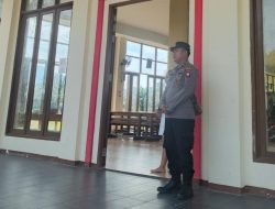 Personel Polsubsektor Sompak Amankan Ibadah Misa di Gereja Tritunggal Maha Kudus