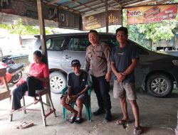 Saling Sapa Kepada Masyarakat Saat Personil Polsubsektor Jelimpo Lakukan Patroli Rutinitas