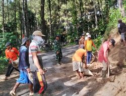 Di Lereng Pegunungan Trenggalek, Babinsa dan Warga Bersatu Jaga Lingkungan