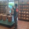 Berikan Motivasi dan Semangat Pelaku UMKM, Babinsa Kemlayan Sambangj Pegawai Toko Oleh Oleh