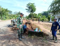 Cegah Banjir, Babinsa Sertu Fredy Hermawan Ajak Warga Sukamaju “Perang” Melawan Sedimen Tanah