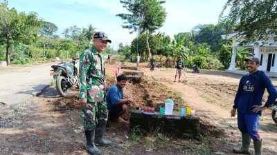 Cegah Banjir, Babinsa Sertu Fredy Hermawan Ajak Warga Sukamaju “Perang” Melawan Sedimen Tanah