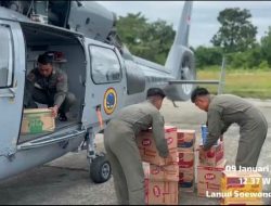 Tak Kenal Lelah, TNI AL Salurkan Bantuan Logistik Melalui di Desa Sukamakmur Aceh Tamiang