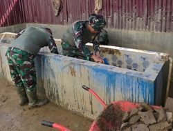 TNI Bersama Pihak Pesantren Nuzumush Shagirah Bahu-Membahu Bersihkan Sisa Lumpur Pasca Banjir