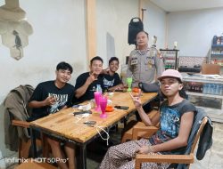 Dengan Senyum dan Canda, Polisi Hadir Jaga Kamtibmas di Malam Hari