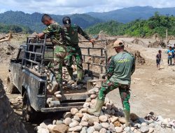 Lumpur Tak Halangi Pengabdian, TNI Bersihkan Fasum Rantau Panjang Hingga Tuntas