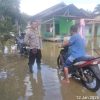 Personel Polsek Ngabang Monitor Lokasi Terdampak Banjir di Desa Raja