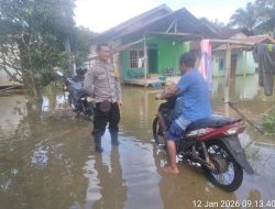 Personel Polsek Ngabang Monitor Lokasi Terdampak Banjir di Desa Raja