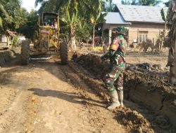 Aksi Cepat Babinsa Koramil 29/Lkh Dampingi Alat Berat Bersihkan Akses Jalan Desa Simpang Tiga