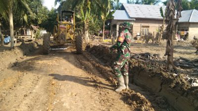Aksi Cepat Babinsa Koramil 29/Lkh Dampingi Alat Berat Bersihkan Akses Jalan Desa Simpang Tiga