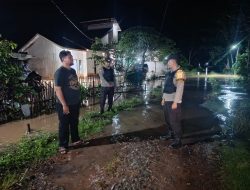 Pasca Hujan Lebat, Bhabinkamtibmas Polsek Simpang Pematang Pantau Genangan dan Imbau Warga Waspada