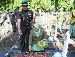 Ikuti Ziarah Rombongan, Danrem 044/Gapo : Jasa Pahlawan Tidak Akan Pernah Terlupakan Dan Menjadi Teladan Bagi Kita Semua