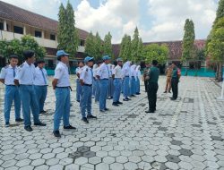 Babinsa Berikan Pelatihan Tata Upacara Sekolah