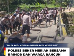 Sinergi Polri dan Masyarakat Bangun Jembatan Sementara di Bener Meriah Pascabencana