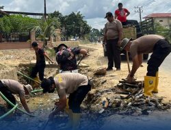 Polres Aceh Selatan Terus Lakukan Gotong Royong Bersihkan Dampak Banjir di Trumon