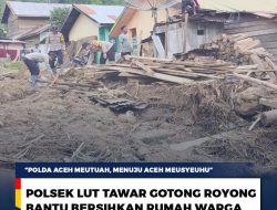 Polsek Lut Tawar Gotong Royong Bantu Bersihkan Rumah Warga Terdampak Bencana di Pedemun