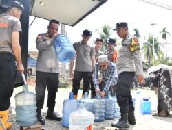 Tahap Pemulihan Pascabencana, Polres Aceh Timur Beri Layanan Air Bersih di Peureulak